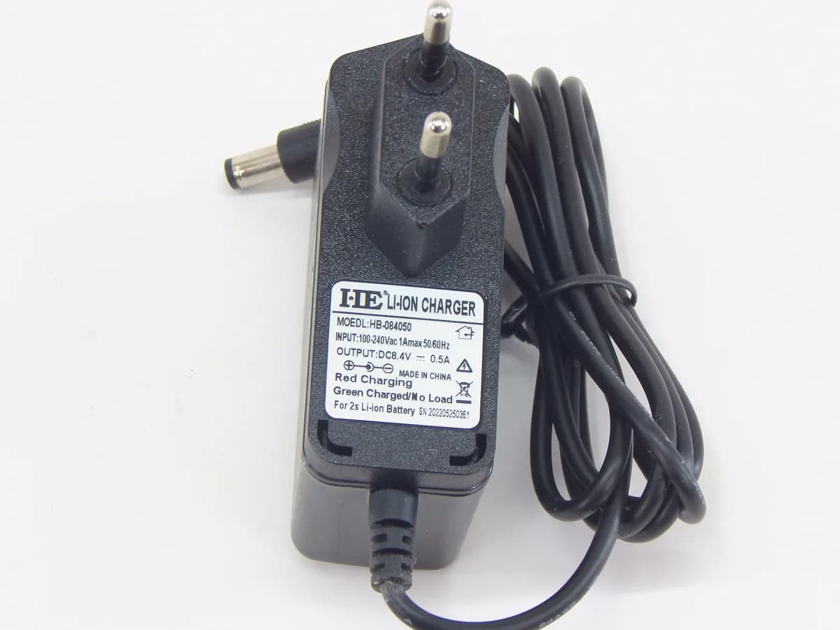 Зарядное устройство HB-084050 для тележек CW 8,4V/0,5A (Charger) горизонтальное — фото 2